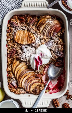 Tarte aux crumettes aux baies avec pommes dans le plat du four. Concept de dessert sain. Banque D'Images