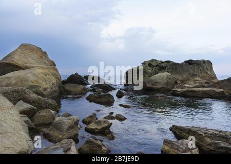 Crépuscule sur la mer noire. Calme sur la plage pour enfants à Alupka. Crimée, Yalta, Russie Banque D'Images