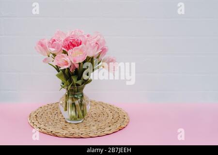 Carte de vœux avec fleurs, espace de copie. Félicitations pour votre mariage ou votre anniversaire. Banque D'Images