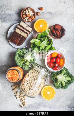 Sources de fer à base de plantes. Les flocons d'avoine, les lentilles, le tofu, le brocoli, les abricots secs et les noix sont des aliments riches en fer. Banque D'Images