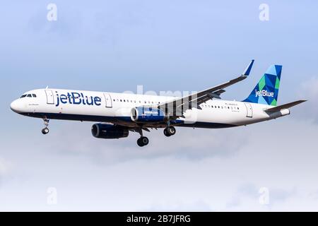 New York, États-Unis - 29 février 2020 : avion JetBlue Airbus  -200 à l'aéroport John F. Kennedy de New York (JFK) aux États-Unis. Airbus est un fabricant d'avions Banque D'Images