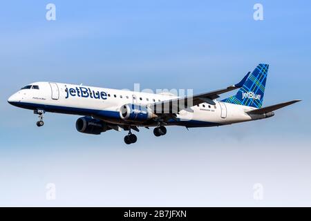 New York, États-Unis - 29 février 2020: JetBlue Embraer 190 avion à l'aéroport John F. Kennedy de New York (JFK) aux États-Unis. Embraer est une manufacture d'avions Banque D'Images