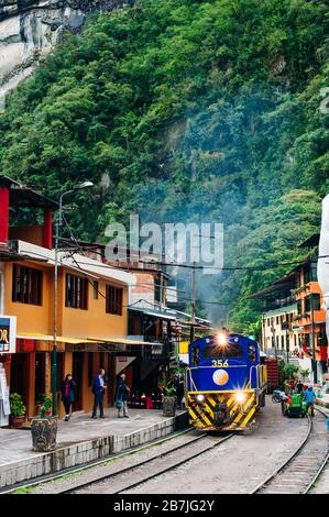 AGUAS CALIENTES, PÉROU - SEPTEMBRE 2019 train de Perurail qui amène les touristes jusqu'à la base de Machu Picchu Banque D'Images