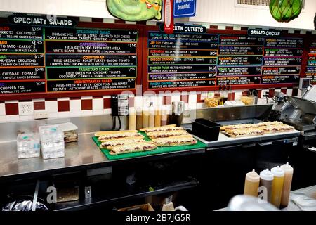 Millburn Delicatessen 328 Millburn Avenue, Millburn, NJ 07041 favori local, ouvert depuis 1946. Sandwich Best Deli dans le Garden State. Banque D'Images