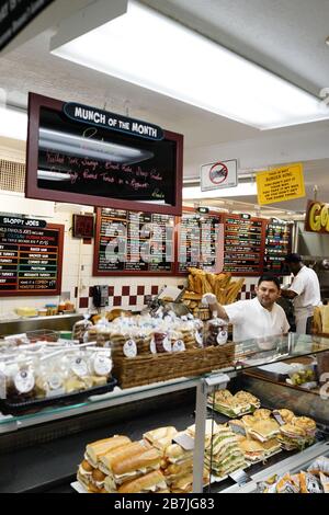 Millburn Delicatessen 328 Millburn Avenue, Millburn, NJ 07041 favori local, ouvert depuis 1946. Sandwich Best Deli dans le Garden State. Banque D'Images