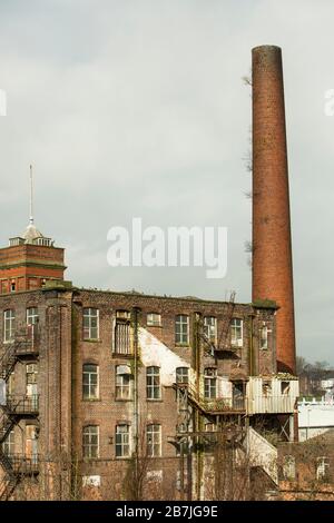 Ancien moulin en coton délabré avec cheminées à Bury, Lancashire Angleterre Banque D'Images