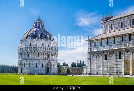 Le Baptistère de Pise de Saint-Jean sur la Piazza dei Miracoli, près du Duomo di Pisa et du campanile de la cathédrale, le célèbre Leaning Tow Banque D'Images