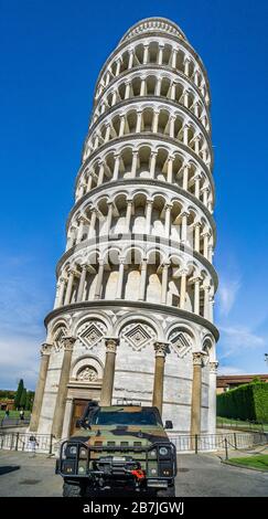 le campanile, le clocher autonome de la cathédrale de Pise sur la Piazza dei Miracoli, l'emblématique Tour penchée de Pise, Toscane, Italie Banque D'Images