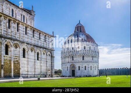Le Baptistère de Pise de Saint-Jean sur la Piazza dei Miracoli, près du Duomo di Pisa et du campanile de la cathédrale, le célèbre Leaning Tow Banque D'Images