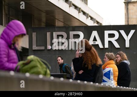 Étudiants en dehors de la bibliothèque de l'Université d'Edimbourg, Ecosse, Royaume-Uni Banque D'Images
