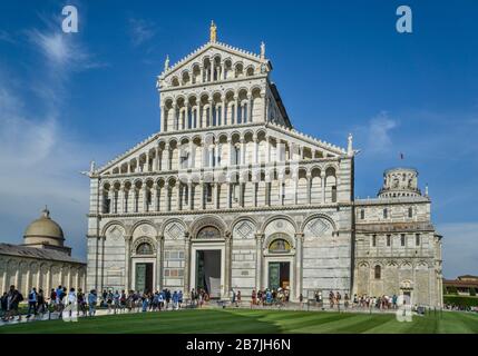 Cathédrale de Pise, Duomo di Pisa, cathédrale médiévale catholique romaine dédiée à l'Assomption de la Vierge Marie, sur la Piazza dei Miracoli avec le Banque D'Images