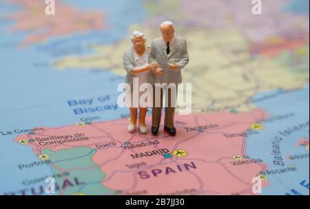 Chiffres du couple de personnes âgées sur une carte de l'Espagne. Banque D'Images