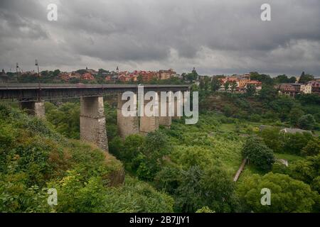 Vue sur le grand vieux pont de Kamenetz-Podolsk, Ukraine Banque D'Images