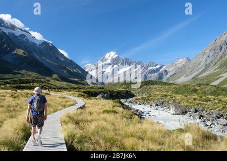 Homme sur la piste avec Glaciers et montagne enneigée, Hooker Track, Aoraki/Parc national du Mont Cook, Île du Sud, Nouvelle-Zélande Banque D'Images