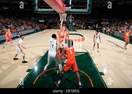 Coral Gables, Floride, États-Unis. 7 mars 2020. Marek Dolezaj #21 de Syracuse en action pendant le match de basket-ball NCAA entre les ouragans de Miami et l'Orange de Syracuse à Coral Gables, en Floride. Le ''˜Canes a vaincu l'Orange 69-65. Crédit: csm/Alay Live News Banque D'Images