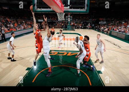 Coral Gables, Floride, États-Unis. 7 mars 2020. Marek Dolezaj #21 de Syracuse en action pendant le match de basket-ball NCAA entre les ouragans de Miami et l'Orange de Syracuse à Coral Gables, en Floride. Le ''˜Canes a vaincu l'Orange 69-65. Crédit: csm/Alay Live News Banque D'Images