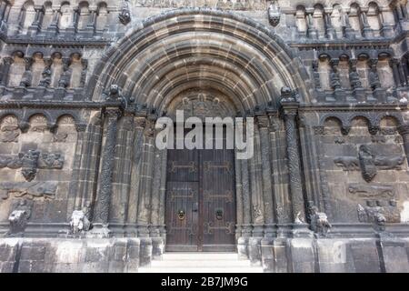 Le portail Schottenportal (portail Scotsman) du monastère écossais est l'ancienne abbaye bénédictine de St James (Jakobskirche) à Regensburg, en Bavière, en Allemagne. Banque D'Images