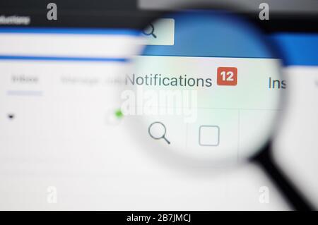 New-York , États-Unis - 13 mars 2020: Notifications sur facebook page sur ordinateur portable gros plan loupe Banque D'Images