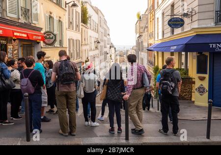 Touristes grimpant rue Tholoze Montmartre Paris France Banque D'Images