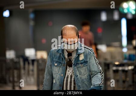 Un homme porte un masque de protection à son arrivée de Dubaï après un vol de 14 heures sur le vol 231 d'Emirates, au terminal international de l'aéroport international de Dulles à Dulles, Virginie, lundi 16 mars 2020. Certaines personnes prennent la précaution de porter des masques à leur arrivée pour être accueillies par la famille et/ou des amis. Crédit : Rod Lamkey/CNP /MediaPunch Banque D'Images