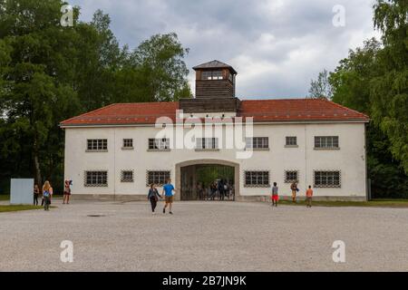 Le garde d'entrée (Jourhaus) à l'ancien camp de concentration allemand nazi de Dachau, Munich, Allemagne. Banque D'Images