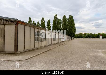 Bâtiments Barrack (reconstruit) à l'intérieur de l'ancien camp allemand nazi de concentration de Dachau, Munich, Allemagne. Banque D'Images