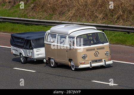 1970 70s beige classique VW Volkswagen pop top, caddy, remorque de caravane de remorquage de campervan; circulation de véhicules britanniques, transport du patrimoine, véhicules en mouvement, vieux véhicule, routes, chers moteurs, voiture d'époque sur l'autoroute M6 Banque D'Images