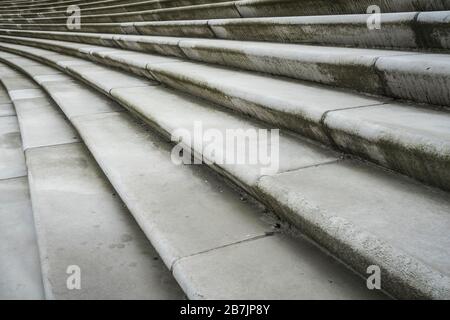 Escalier urbain humide. Banque D'Images