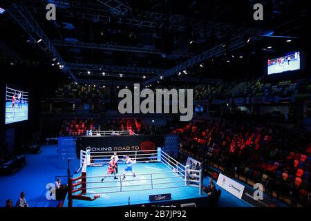 Vue générale de la boxe au cours du troisième jour de l'événement de qualification olympique Boxing Road to Tokyo 2020 à la Copper Box Arena de Londres. Banque D'Images