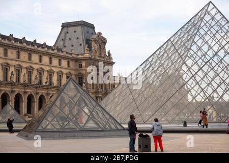 Musée du Louvre dans la cour Napoléon Paris France Banque D'Images