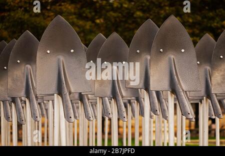 Sculpture d'art public de l'armée des Shovels Paris France Banque D'Images