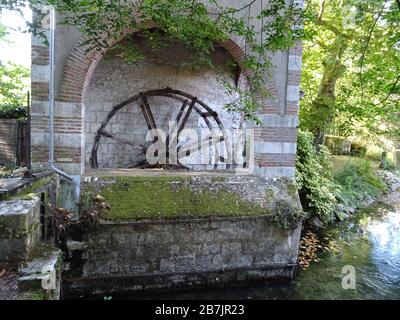 ancienne roue en bois d'un moulin à eau avec sa vieille structure en pierre près de la rivière Banque D'Images