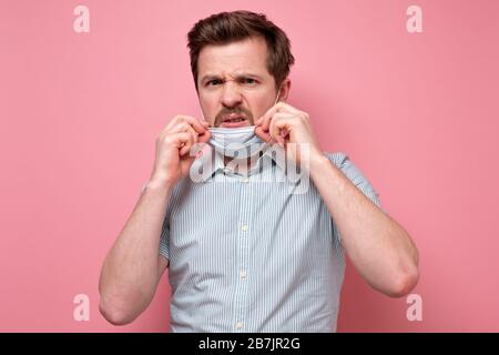 L'homme effrayé dans le masque hygiénique protecteur apravant l'épidémie de coronavirus, l'infection, les maladies respiratoires telles que la grippe, 2019-nCoV, ebola. Studio sh Banque D'Images