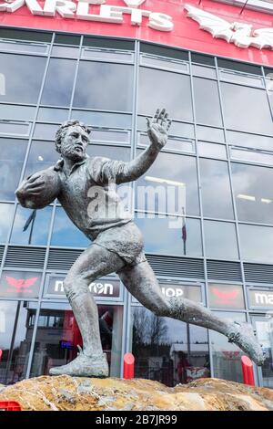 Bronze,statue,de,rugby,légende,feu,Ray Gravell,extérieur,Parc y Scarlets,stade de rugby,Llanelli,Carmarthenshire,Pays de Galles,Welsh,UK,GB,Grande-Bretagne,Anglais, Banque D'Images