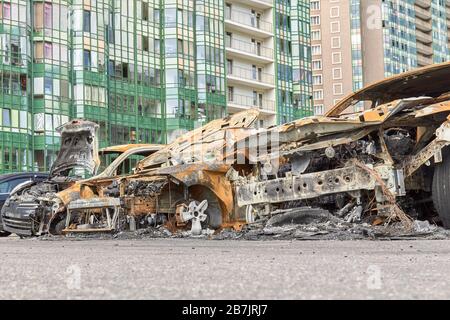 la ville a brûlé des voitures, quelques détails après un incendie dans l'un des quartiers de la ville Banque D'Images