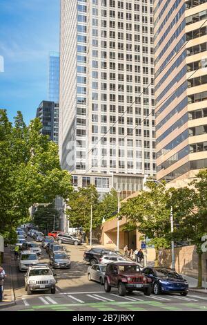 SEATTLE, WA, États-Unis, - JUIN 2018 : trafic dans une rue du centre-ville de Seattle. Banque D'Images