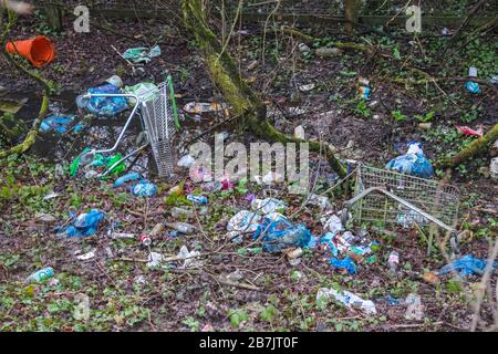 Magasins,chariots,et,plastique,sacs,déchets,mis au rebut,par,inattention,folk,dans,ruisseau,dans,centre,Llanelli,Carmarthenshire,Pays de Galles,Welsh,UK,GB,Grande-Bretagne,Anglais Banque D'Images