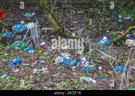 Magasins,chariots,et,plastique,sacs,déchets,mis au rebut,par,inattention,folk,dans,ruisseau,dans,centre,Llanelli,Carmarthenshire,Pays de Galles,Welsh,UK,GB,Grande-Bretagne,Anglais Banque D'Images