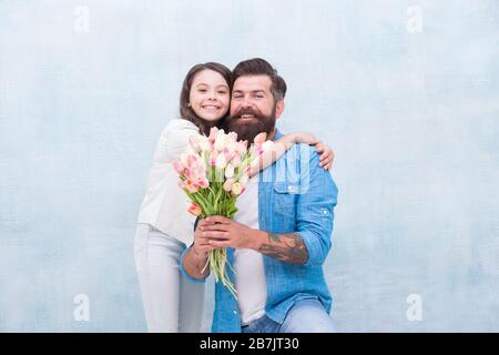 Fête des pères. Fleuriste. Tradition familiale. Joyeux anniversaire cher. Tulipes tendre pour fille. Bouquet de tulipes d'homme. Père tulipes fille. Père avec fleurs. Fête d'anniversaire. Journée internationale de la femme. Banque D'Images