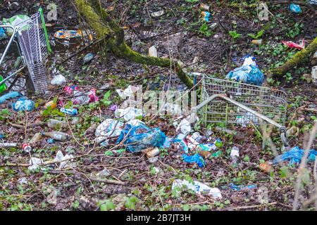 Magasins,chariots,et,plastique,sacs,déchets,mis au rebut,par,inattention,folk,dans,ruisseau,dans,centre,Llanelli,Carmarthenshire,Pays de Galles,Welsh,UK,GB,Grande-Bretagne,Anglais Banque D'Images