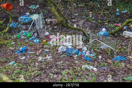 Magasins,chariots,et,plastique,sacs,déchets,mis au rebut,par,inattention,folk,dans,ruisseau,dans,centre,Llanelli,Carmarthenshire,Pays de Galles,Welsh,UK,GB,Grande-Bretagne,Anglais Banque D'Images