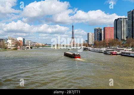 Barges sur la Seine avec la Tour Eiffel en arrière-plan - Paris Banque D'Images