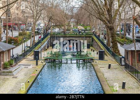 Le bateau de tourisme entre dans le tunnel après la écluse sur le canal de Saint Martin Banque D'Images