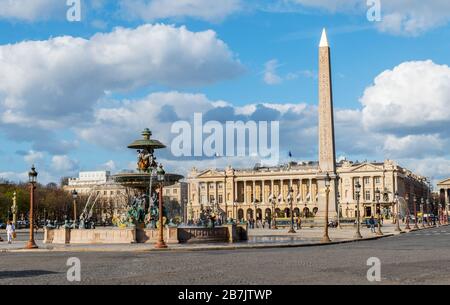 L'obélisque de Louxor et la fontaine maritime de la place de la Concorde - Paris, France Banque D'Images