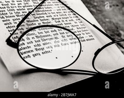 Erstausgabe von Theodor Fontane: 'Dier Stechlin', aufgeschlagen . daß hinterm Berge auch noch Leute wohnen. Und Mitunter noch ganz andre.'(13. Kapitel) Banque D'Images