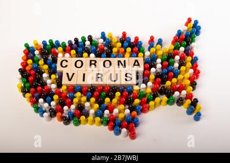 Carte des états non tiés de l'Amérique avec le texte du virus corona au milieu, construit avec des figurines en bois, fond blanc, isolé sur blanc Banque D'Images