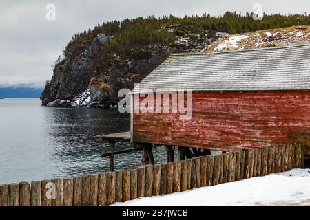 Stage, utilisé pour la maison du matériel de pêche et le traitement des appâts et des poissons, dans l'ancien village de pêcheurs de Dunfield à Terre-Neuve, Canada [pas de mainlevée de propriété; Banque D'Images