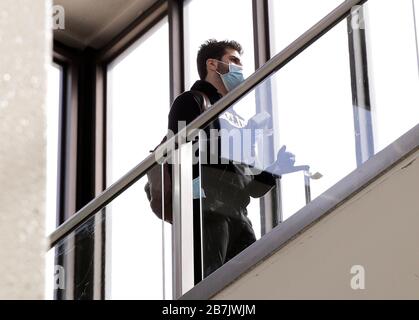 Un homme porte un masque à l'aéroport international de Newark à Newark, NJ le lundi 16 mars 2020. Gov du New Jersey. Phil Murphy a demandé lundi aux résidents de rester à la maison après 20 heures et a activé la Garde nationale. Il a également émis un ordre exécutif limitant certaines opérations commerciales pour lutter contre la propagation du coronavirus. Photo de John Angelillo/UPI crédit: UPI/Alay Live News Banque D'Images