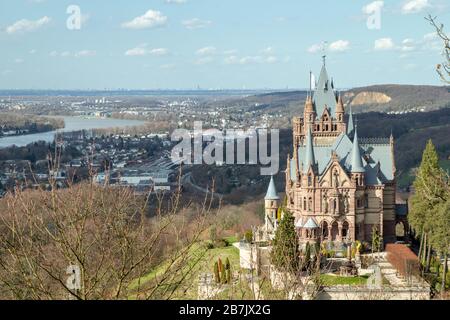 château Drachenburg à Konigswinter avec le rhin comme arrière-plan Banque D'Images