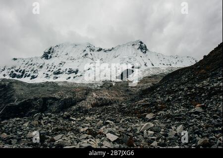 Vue majestueuse de Laguna 69 à Huaraz au Pérou Banque D'Images